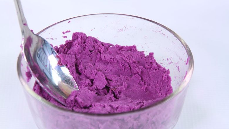 2种苦瓜的吃法 ,蒸熟晾凉后的紫薯去皮，压成紫薯泥，一定要将紫薯泥压的均匀不要有颗粒状。