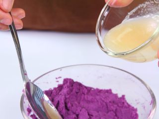 2种苦瓜的吃法 ,将紫薯泥加入蜂蜜搅拌均匀。