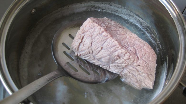鲜族冷面:冰凉爽口.夏之美味,肉用开水焯一下，去除杂质和血水，捞出，将锅里的水倒掉不要。
