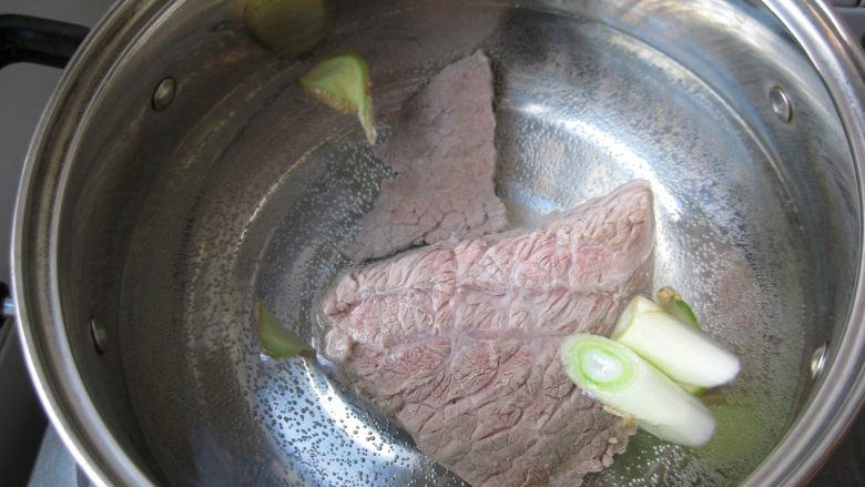 鲜族冷面:冰凉爽口.夏之美味,放入焯好的牛肉，盖上盖子，大火烧开。
