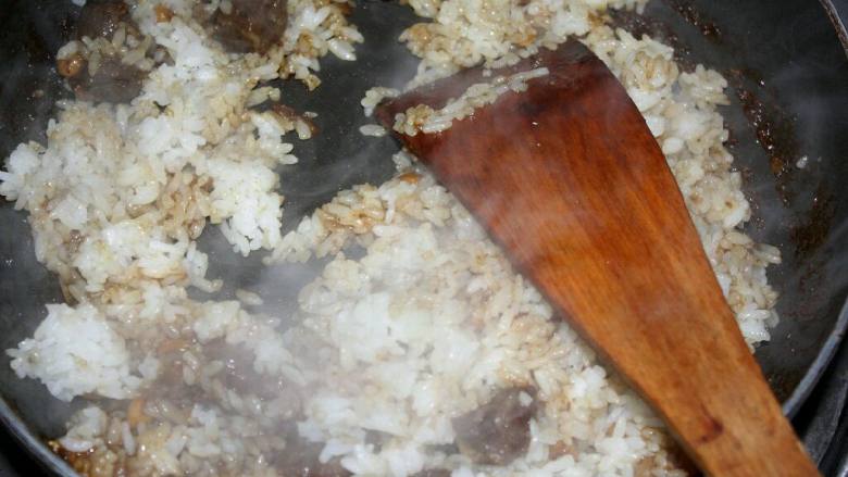 苹果牛肉芝士焗饭,煮好的米饭和咖喱牛肉一起炒到牛肉汁全部被米饭吸收