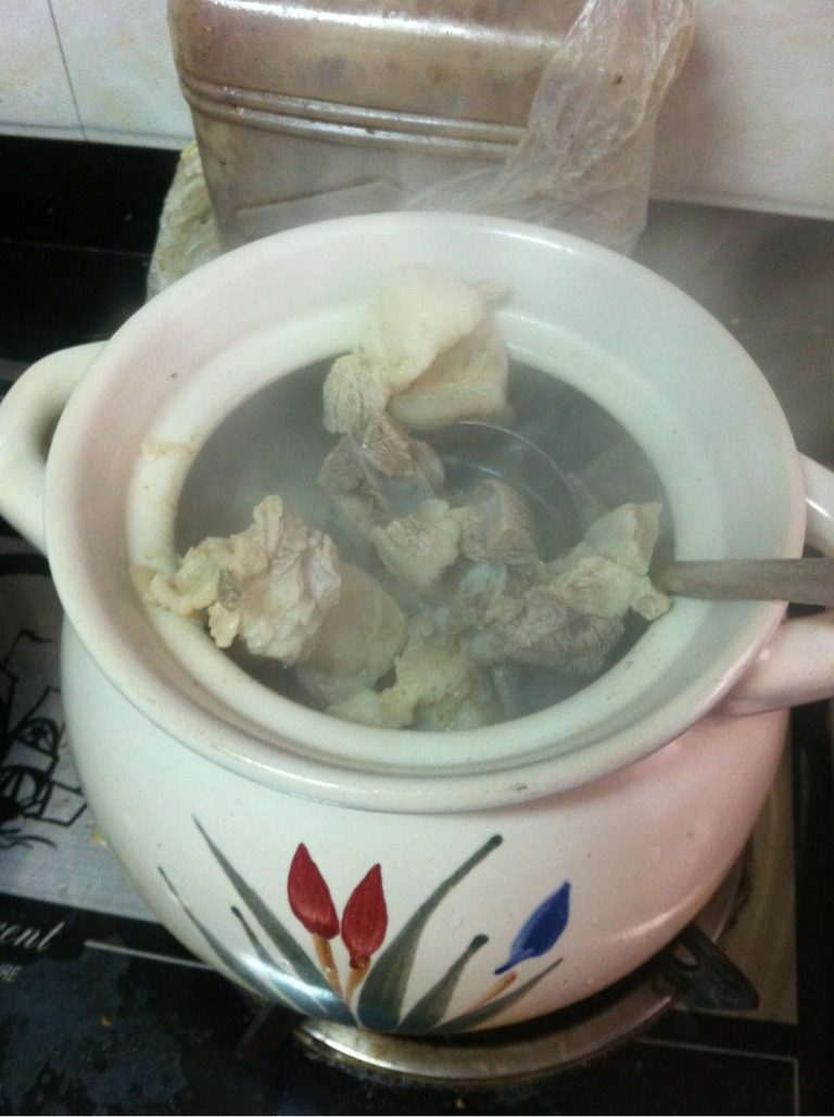 清炖羊肉萝卜汤,砂锅内注水，将焯水好的羊肉转去砂锅中