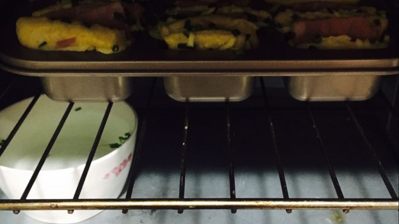 培根香葱小餐包,烤箱30度，中层，30分钟。烤箱底部放一碗热水，增加湿度帮助发酵！