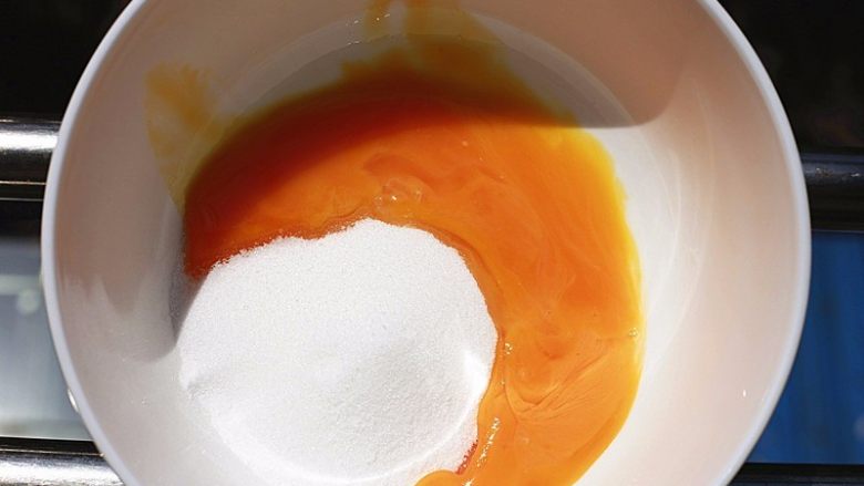 小雪人雪糕-童年的美好回忆,蛋黄中加入33g细砂糖，倒入碗中