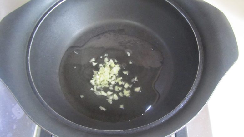 猪肚菇番茄蛋花汤,热锅凉油， 放入蒜末进去爆香；