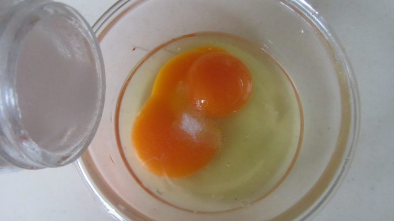 猪肚菇番茄蛋花汤,<a style='color:red;display:inline-block;' href='/shicai/ 9'>鸡蛋</a>放入碗中， 加入适量的盐， 拌均匀；