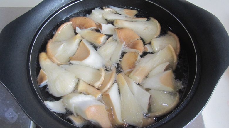 猪肚菇番茄蛋花汤,翻炒至猪肚菇微微发软加入适量的水炖煮三分钟；