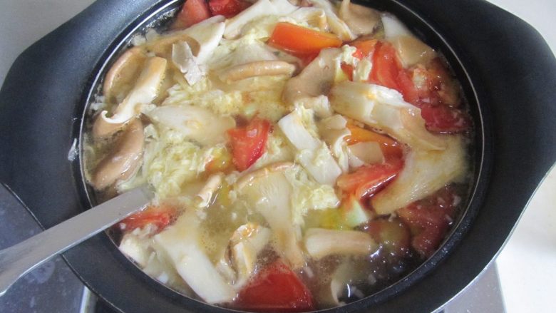猪肚菇番茄蛋花汤,盛入锅中， 表面撒上小葱末。