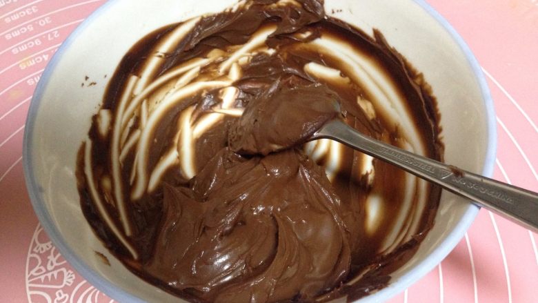 巧克力酱夹心烤蛋白,将调好的巧克力酱入冰箱冷藏10分钟成浓稠的酱（现在天热，这样可以快速降温）