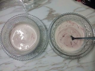 蓝莓果酱拉花酸奶,用勺子搅拌均匀