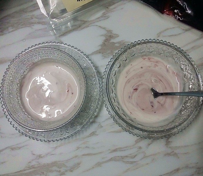 蓝莓果酱拉花酸奶,用勺子搅拌均匀