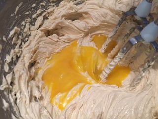 FLUFF法式芝麻月饼,分多次将鸡蛋液加入黄油内，每次混合均匀后再加入下一次