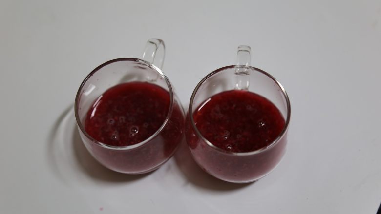 荔枝树莓布丁,先倒入树莓布丁液，放冰箱冷藏凝固