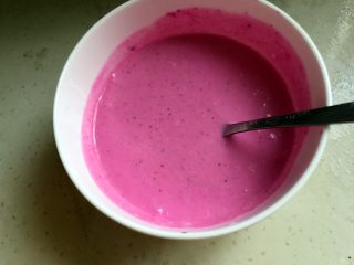 水果彩虹慕斯,把1/4的酸奶奶油糊与火龙果果泥混合备用