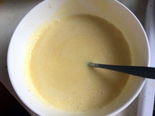 水果彩虹慕斯,把1/4的酸奶奶油糊与芒果果泥混合搅匀备用