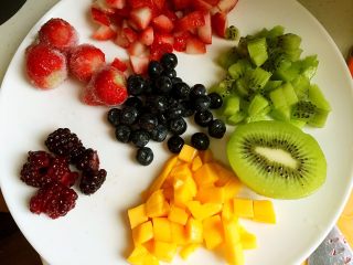 水果彩虹慕斯,准备好的水果切小：草莓、猕猴桃、芒果、蓝莓、黑莓