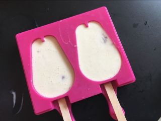 【香蕉蓝莓雪糕】冰爽一夏,混合液体慢慢倒入模具中