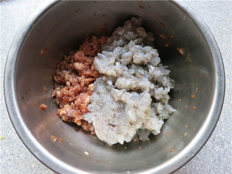 鲜虾鸡汤馄饨,将处理好的虾肉和肉放在一起