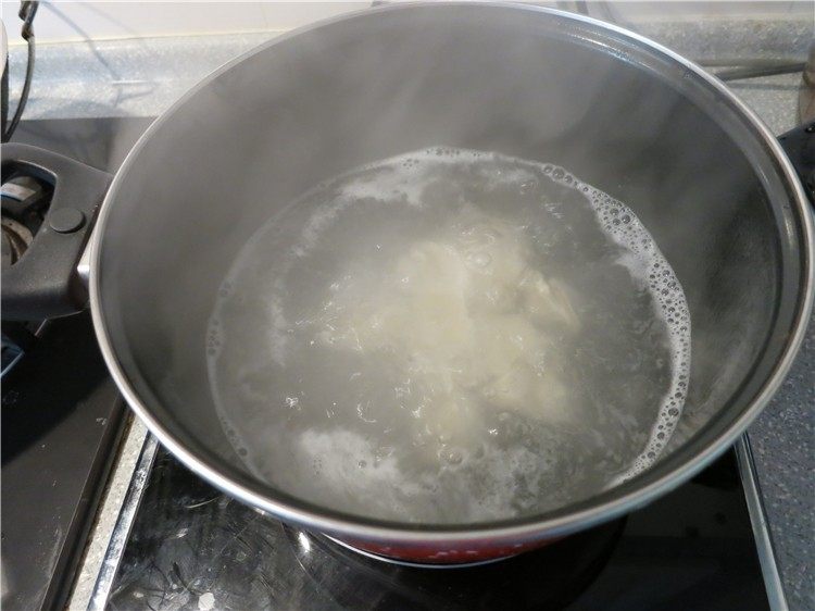 鲜虾鸡汤馄饨,煮锅烧开水后将馄饨下入，开锅后分别点2次水