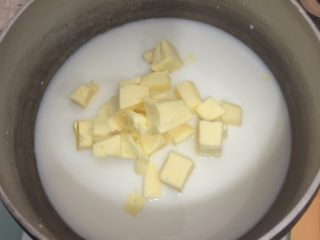 酥皮泡芙,将水、牛奶、黄油丁、盐、细砂糖一起放入锅中