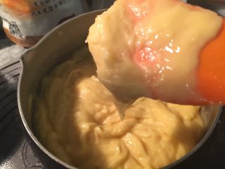 酥皮泡芙,一直搅拌到捞起面糊时留在刮刀上的面糊呈现倒三角形，这样泡芙面糊就做好了