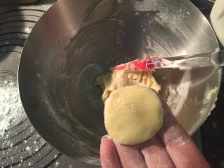 酥皮泡芙,冷藏后，取下10g左右的酥皮面团，在面团上沾一点薄粉，按成一个圆片