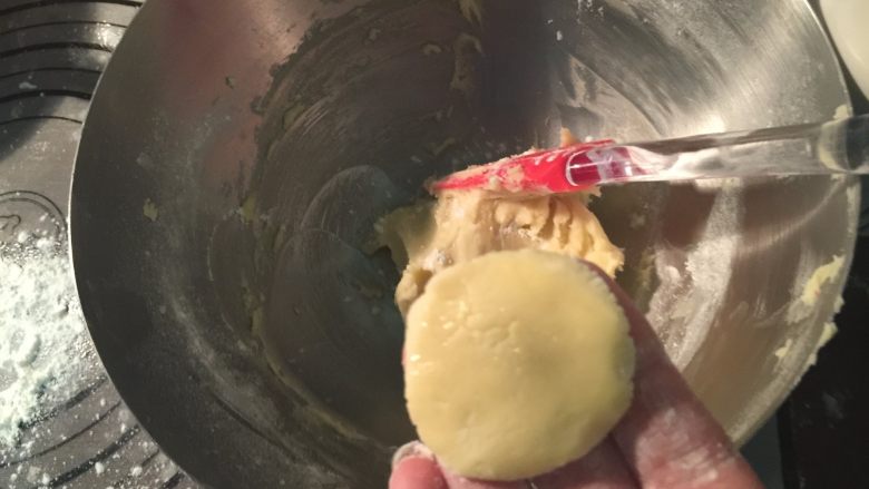 酥皮泡芙,冷藏后，取下10g左右的酥皮面团，在面团上沾一点薄粉，按成一个圆片