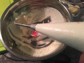 酥皮泡芙,把专门的泡芙花嘴装入裱花带袋中，加入打发的淡奶油