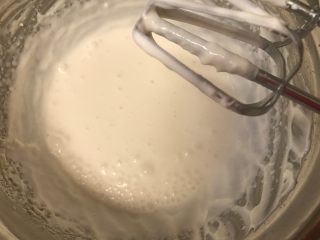 棉花糖酸奶冰淇淋蛋糕,所有材料搅拌均匀。