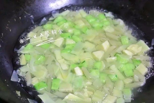 冬笋高汤蔬菜面—鲜美清淡,加入空心管面、黄瓜丁一起煮。小火慢煮10分钟左右，直至面煮熟。
🍲tips：面选你喜欢的就好。空心面提前泡了下，后来没泡煮了一次，感觉宝宝