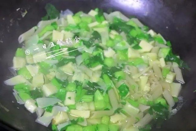 冬笋高汤蔬菜面—鲜美清淡,面煮好后，加入焯过水的菠菜。再稍微烫下就关火吧。