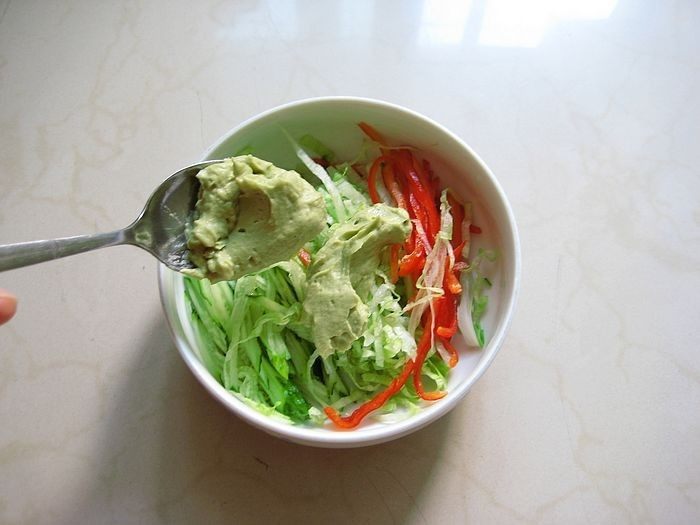 牛油果紫菜包饭：适合夏季的高营养清爽主食,5.	将蔬菜丝放入容器中，加入牛油果沙拉酱。