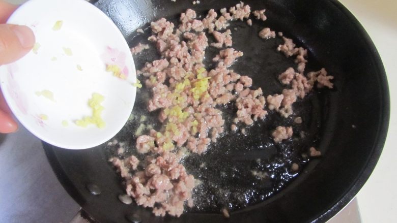 肉末香菇烧麦（饺子皮版）,肉末煸炒变色后加入姜蒜末一起煸炒；