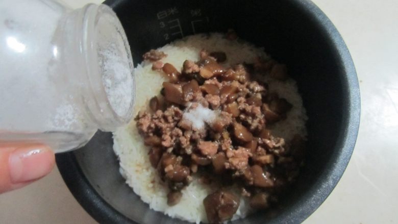 肉末香菇烧麦（饺子皮版）,糯米饭煮熟后倒入做好的香菇肉末， 再放入适量的盐和胡椒粉， 拌均匀；