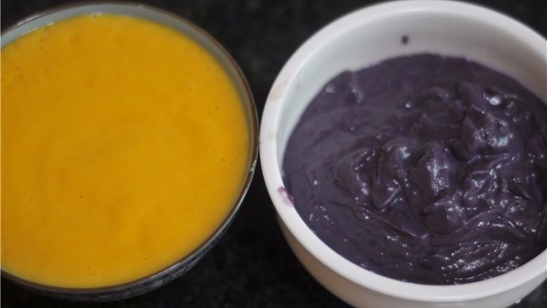 紫薯芒果杯子慕斯,放入紫薯，如果紫薯太干了，也加上淡奶油，打成奶油紫薯泥，紫薯泥加入慕斯液，搅拌成均匀的紫薯慕斯，芒果慕斯同样做好