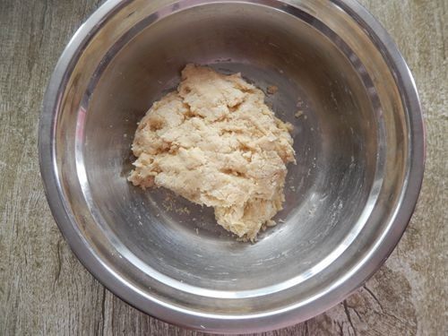 章鱼面包,再加入160克高筋面粉拌匀为无干粉状态。盖上保鲜膜，室温饧1个小时。