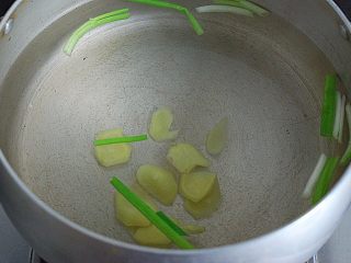 红枣母鸡汤,锅中水烧开，放入葱段、姜片