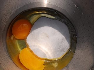 鲜橙磅蛋糕,2只鸡蛋敲入料理盆中，加入60g细砂糖