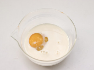 蔓越莓司康,碗里倒入鸡蛋➕牛奶。