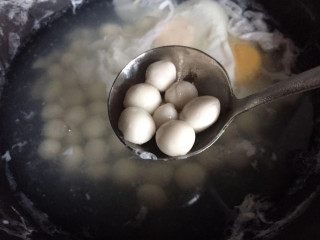 酒酿小丸子,鸡蛋凝固了下入小丸子