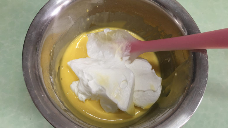 红丝绒旋风蛋糕卷,取三分之一蛋白霜到蛋黄糊中。