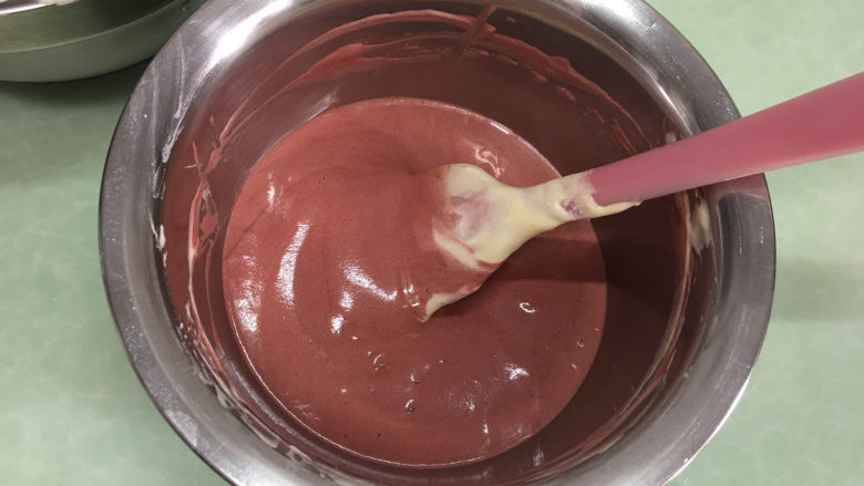 红丝绒旋风蛋糕卷,用翻拌的手法混合均匀。