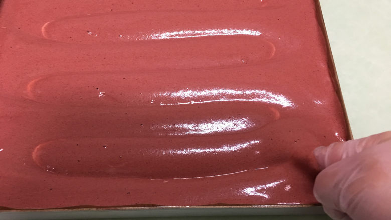 红丝绒旋风蛋糕卷,用手指呈S蛇状划出纹路，手指要接触到烤盘底划。