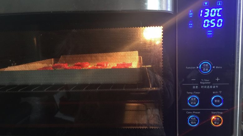 豆沙玫瑰曲奇,放入预热好的烤箱130度烤50分钟