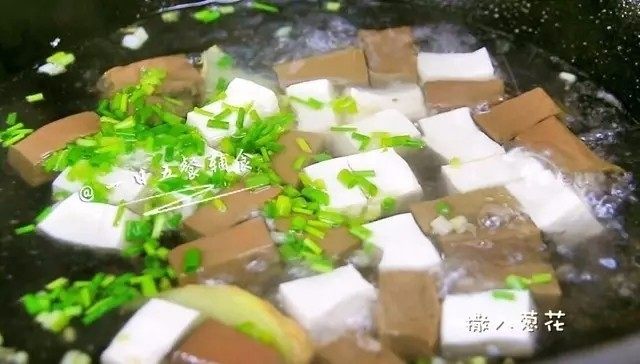 鸭血豆腐汤,水开后放入豆腐和鸭血，加葱叶，煮开后中小火炖3分钟。
