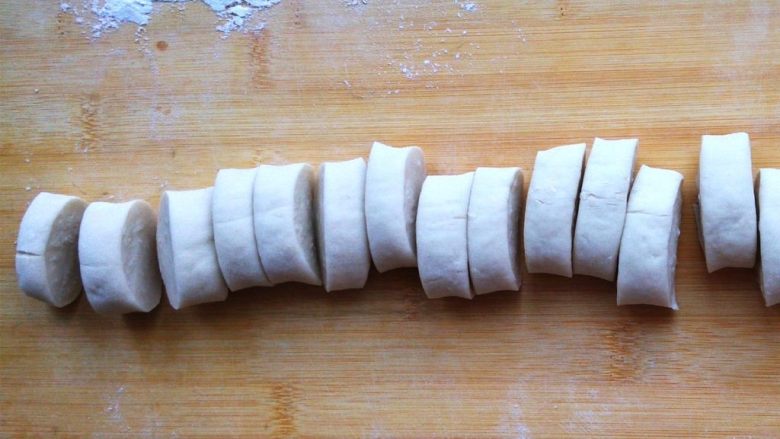 杂蔬牛排卷饼,揉成粗条，切成大小相当的块。