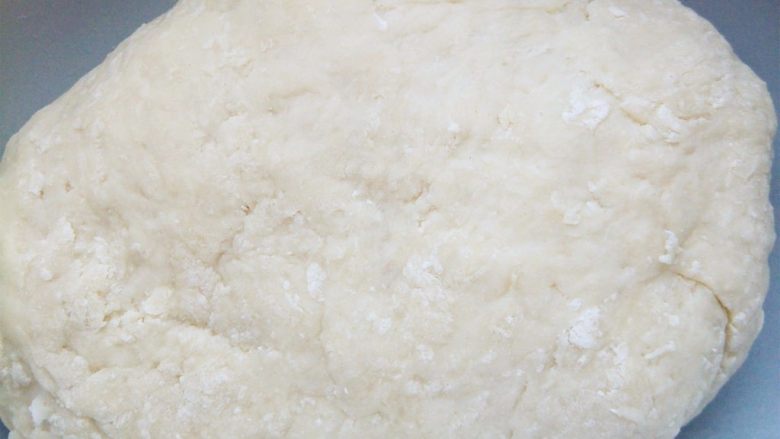 杂蔬牛排卷饼,在全麦粉和中筋面粉中逐次少量加入开水，用筷子拌成雪花状。