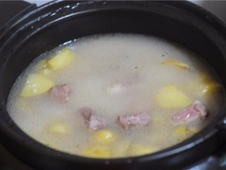 懒人餐，一锅出——腊肉排骨饭,将炒好排骨和土豆块倒入米饭里，拌均匀，盖上锅盖