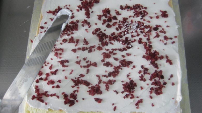 蔓越莓蛋糕卷：值得收藏的夏季蛋糕卷,再撒上40克切碎的蔓越莓