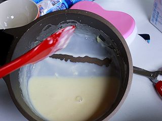 奶香浓郁哒-花生小奶糕,能挂壁，能划出痕迹，即可离火，离火后需再搅拌一下，因为锅底很热，可能会不均匀